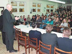 Studenti gymn�zia se neost�chali a pokl�dali i nep��jemn� dotazy