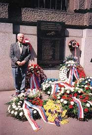 V Praze u pomn�ku gen. Heliodora P�ky, kter�mu Pravomil Raichl za v�lky pom�hal vysvobozovat �echoslov�ky, dr�en� v sov�tsk�ch l�grech na Sibi�i, a uvol�ovat je pro �s. jednotku na v�chodn� front�. P�ka byl po v�lce zavra�d�n komunisty, Raichl procesy a v�zn�n� p�e�il, pozd�ji se mu poda�ilo uniknout.