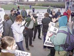 "Do kad vesnice, jadern hlavice" a podobn ironick hesla vystavovali ptomn anarchist objektivm fotograf a kameraman, kte nad nimi mli chvlemi poetn pevahu. Klidn, a msty i vtipn protest vi NATO, komentoval na zvr kapelnk Taxmen: "Hezky tancujete, jenom je mi troku smutno, e je to na psniky vetern a hrdin, bez nich byste tu takhle kepit nemohli ..."