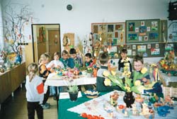 �kola byla pln� kraslic a symbol� jara