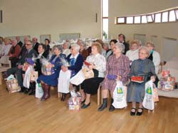 "Kulat�m" oslavenc�m p�edali dary k v�znamn�mu jubileu starosta Petr Bratsk� a m�stostarosta Petr Weber