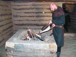 Kov�� rozfouk�val ohni�t� m�chem v kov�rn�...