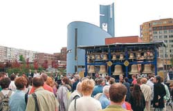 Pra�skou zvonohru sestavil zbraslavsk� zvona� Petr Manou�ek ve spolupr�ci s nizozemsk�mi zvona�i. Na n�stroj s celkem 57 zvony (ka�d� symbolizuje jednu m�stskou ��st) zahr�l carilloner pra�sk� Lorety Radek Rej�ek.