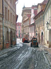 Takhle vypadaly malostransk� ulice, kdy� opadla voda.