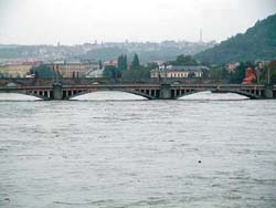 V�t�ina pra�sk�ch most� tak stra�livou povode� je�t� neza�ila, v�echny v�ak vydr�ely.