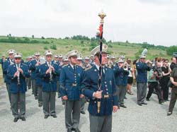 Slavnost prob�hla se v�� par�dou prezidentsk�ch limuz�n a za doprovodu hudby hradn� str�e.