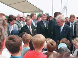 V�clav Havel a Johannes Rau se setkali s d�tmi, kter� budou novou �kolu nav�t�vovat.