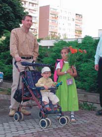 Na prvn� cest� do �koly v doprovodu rodi�� i sourozenc� ...