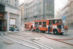 Stod�leck� "M��a" - z�sahov� vozidlo p�i �erp�n� vody ze suter�nu Magistr�tu hl.m. Prahy