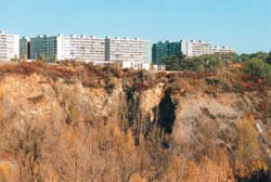 Velk� Ohrada se ty�� nad Prokopsk�m �dol�m. P��jemn� p��rodn� okol� je pro obyvatele pozitivem, kter� je v�ak vykoupeno hor�� dopravn� dostupnost� a omezen�mi plynouc�mi ze sousedstv� rezervace. Foto: -plk-