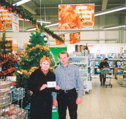 ��jnov� pouk�zky putovaly k Lence Macha�ov� z Lu�in (na sn�mku s �editelem hypermarketu Globus Lu�kem Thomayerem) a k Pavlu Laurichovi z Nov�ch Butovic (McDonald's).
