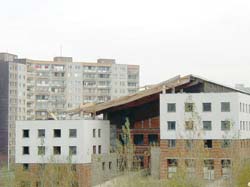 Vich�ice si s t�kou st�echou objektu Luka C pohr�la jako s p�rkem. Zna�n� po�kozeno bylo i oplocen� are�lu.
