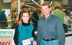 Listopadov� pouk�zka do hypermarketu Globus putovala k Mark�t� Tylov� ze Stod�lek (na sn�mku s �editelem Lu�kem Thomayerem). Pouk�zku do McDonald�s z�skal Marek Pt��n�k z Nov�ch Butovic.