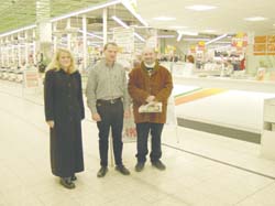 Pan Bo�ivoj Zatkal a vnu�ka pan� Ivany Eli�ov� spole�n� s �editelem hypermarketu Globus Lu�kem Thomayerem