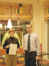 Z rukou �editele McDonald�s ve Zli��n� Karla Suka p�evzala pouk�zku v hodnot� 1000 K� Lenka Macha�ov�