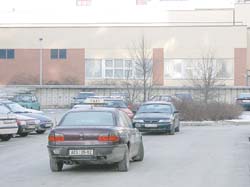 Na takto stoj�c� auta si nyn� posv�t� M�stsk� policie - odt�hne je