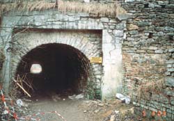 Tímto tunelem se přichází do bývalého lomu, který vás okouzlí svou přírodou a skalními stěnami. Nyní je však přístup zakázán. Zahraniční filmaři zde realizují svoji fantastickou pohádku. Dříve tudy projížděly k pecím vláčky s vytěženým vápencem.