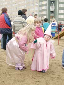 Dv� princezni�ky, to je i na mn� trochu moc. Vid� v�bec n�kdo, �e bych se nejrad�ji potichou�ku vytratil?