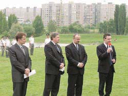 P��tomn� pozdravil tak� Jan Zahradil
