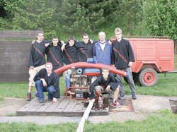Zleva: Jakub Hod�k, Jakub Mat�sek, Michal Hod�k, Filip Jord�k, David Hru�, Zbyn�k Kamen��. Sed�: Luk� Bican, Tom� Bican