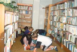 Ve FZ Brdikova vtme nov prvky a pejeme 
              jim, aby byli ikovn jako jejich spoluci. Ti ji oslavili konec 
              svho prvnho kolnho roku slavnostnm vystoupenm pro rodie. 
              Naden zdobili pro rodie pozvnku  przdninov autobus, auto, 
              duhu, beruku. Slavnostn podveer ervnovho dne v na kole vyjdil 
              i upmn rodiovsk dojet. Mgr. Eva Machkov