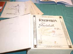 Pr�vodci osmdes�tiletou histori� byly nejen knihy, ale i �ada jin�ch p�semnost�