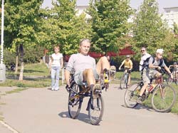 K vid�n� byla i m�lo zn�m� a netradi�n� kola. Nap��klad tandem nebo lehokolo, kter� je alternativou ke klasick�m kol�m a umo��uje pohodln�j�� j�zdu na del��ch trat�ch. Prvn� lehokola se objevila ji� v 18. stolet�.