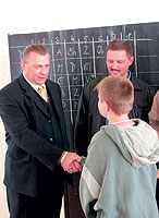 M�stostarosta Karel Mozr blahop�eje v�t�zi fotografick� sout�e pro ��ky �kol