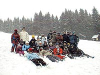 V dob�, kdy d�ti v Praze pro��valy prvn� jarn� dny, sportovn� t��dy FZ� Brdi�kova odjely na soust�ed�n� do Pece pod Sn�kou. V�ichni se ob�vali nedostatku sn�hu, ale hned prvn� den tak hust� sn�ilo, �e jsme mohli cel� t�den ly�ovat a p�iv�st si do Prahy n�dhern� z�itky. Ester Budinsk�, 5.B