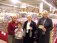 V�herci Kamila Lexov�, Eva Faitov� a Tom� Gorski p�evzali v�hern� pouk�zky od asistentky �editele hypermarketu Globus Zli��n pan� Marie Pa�esov�.