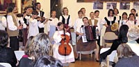 V�no�n� koncert lidov�ho souboru Melodika rozezn�l s�l Komunitn�ho centra sv. Prokopa. Nejeden div�k si p�sn� spole�n� s Melodikou zanotoval.