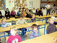 ��ci, kte�� nav�t�vuj� v�uku na sopr�novou fl�tnu v M� U Rumcajse jsou<br>�sp�n� na v�b�rov�ch �kol�ch s hudebn�m i jin�m zam��en�m. <br>Zleva: L�d�k a Barunka Hlad�kovi, Barunka Jeno���kov�, Terezka Miklo�ov�, Sam Uher, Ka�enka Jan�kov� a Ji�� ��p.