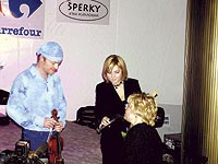 Houslov� virtu�z Pavel �porcl, p�edsedkyn� PROSAZU pan� Iveta Pe�kov� a moder�torka Pavl�na Volfov�
