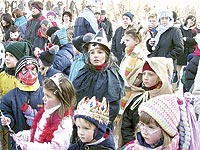 D�ti �ekaj� na vyhodnocen� sout�e masek. 