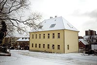 Budova prvn� stod�leck� �koly je p��mo proti kostelu. pozd�ji zde s�dlil obecn� ��ad, pak op�t �kol�ci. P�vodn� vchod z ulice nahradil nov� z druh� strany budovy. Dnes je tu z�kladn� um�leck� �kola.