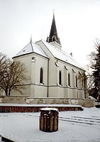 C. k. hejtmanstv� na Sm�chov� vyhl�silo nab�dkov� ��zen� na stavbu nov�ho kostela ve Stod�lk�ch. Nab�dky musely b�t doru�eny nejpozd�ji do 10. ledna 1901 do 12,00. N�klady na sklen��sk�, nat�ra�sk�, z�me�nick�, klemp��sk� a zednick� pr�ce v�etn� prac� le�en��sk�ch byly propo�teny na 66 631 korun a 44 hal���. Roku 1903 dodala firma Rejna a �ern� z Vinohrad i nov� varhany za 2 000 korun. Obsahuj� 405 p횝al, z toho 85 d�ev�n�ch. Nejdel�� z nich m��� 2,5 metru, nejmen�� 2 cm.