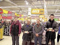 Sabin� Nev�elov�, Zde�ku Faitovi a Davidu �piclovi p�edal pouk�zky �editel hypermarketu Globus Zli��n Lud�k Thomayer