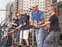 Mlad� i star� rozveselil svi�n� rytmus D�da Ml�dek Illegal Bandu