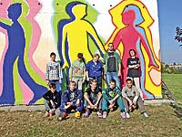 ��ci z FZ� Tr�vn��kova s pan� u�itelkou Mike�ovou a Filipem Dvo��kem dostali jako pod�kov�n� za v�zdobu klubu E.X.I.T. od starosty l�stky do kina na 3D p�edstaven�
